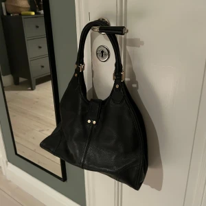 Svart väska - Detta är en Michael Kors handväska som är i super fint skick och trendig, skriv vid frågor💞