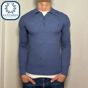 Morris Tröja 100% Merinoull | Blå - Otroligt snygg Morris tröja i 10/10 Skick! Han på bilden är ca 175/67kg (Xs/S) Nypris: 1700kr  Skriv vid frågor eller funderingar🙌