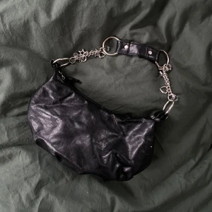 Handväska med detaljer - Helt ny. Liten och gullig med detaljer. 