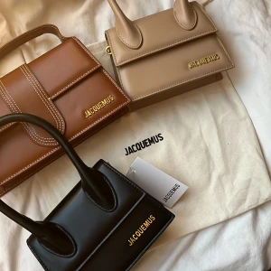 Jacquemus  - Test annons på mina Jacquemus väskor. Super fina o knappt använda. Passar absolut med alla outfits. Skriv gärna för bilder. (Säljer var och en för sig) 