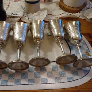 6 champagne glas mönstrade Tenn . - 6 champagne glas mönstrade Tenn på fot 15 cm höga stämpel under foten .biss slitage finnes men obetydligt .