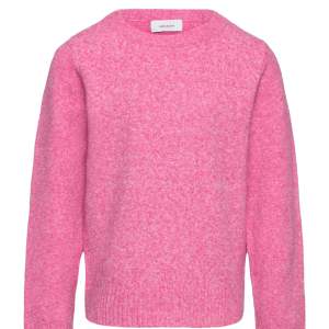 jättefin rosa stickad tröja från veromoda, säljer då den inte kommer till användning längre🩷 lite nopprig annars är skicket super👌🏼