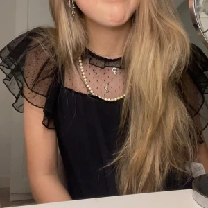 Svart blus  - Säljer denna super fina blusen!!😍