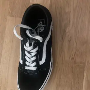 Säljer helt oanvända nya vans 