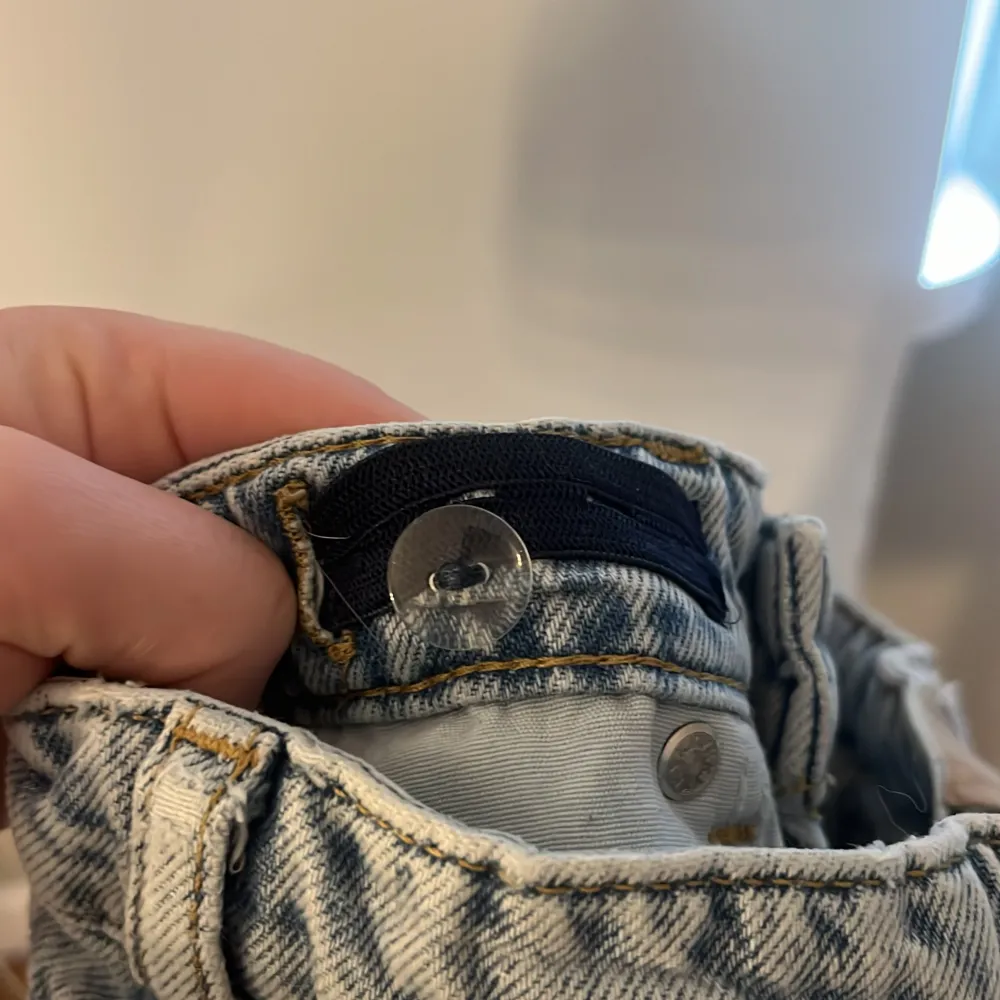 Ställbara jeans köpta på Gina Tricot. Är i storlek 152 men passar även om man har XS. De är använda mycket men är i hyfsat skick. Hålen är dock något upprivna och därav större än de var vid köptillfället, men för övrigt finns inga skador.. Jeans & Byxor.