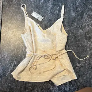 Gulligt linne köpt utomlands i storlek 34. Linnet är ifrån RIVER ISLAND och är lite beige/gult/vit/orange (vet inte exakt hur jag ska förklara färgen) aldrig använt, prislappen på. Köpt för c290 kr