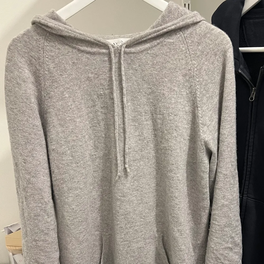 Grymt tillfälle till bra pris! Säljer min väldigt få gånger använda Hoodie i 100% Cashmere från Davida i storlek medium som inte säljs längre. Skick 9/10. Den är ljusgrå! Nypris 2499kr.. Hoodies.