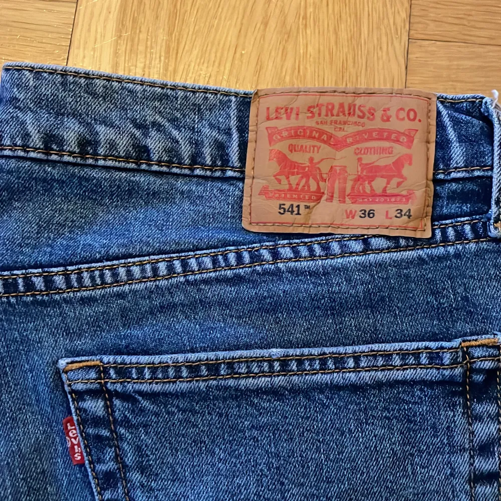 Blåa Levis jeans 541. Sparsamt använd. . Jeans & Byxor.