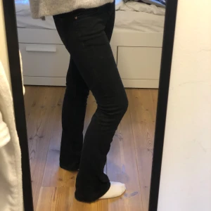 Lågmidjade jeans  - Pris kan diskuteras! Säljer dessa jättesnygga jeans, som är ett par märkes jeans från Current Elliot, nypris runt 1500. Midjemåttet är 33-35 rakt över och inerbenslängden ca 75 cm.  Skriv vid frågor/fler bilder💕