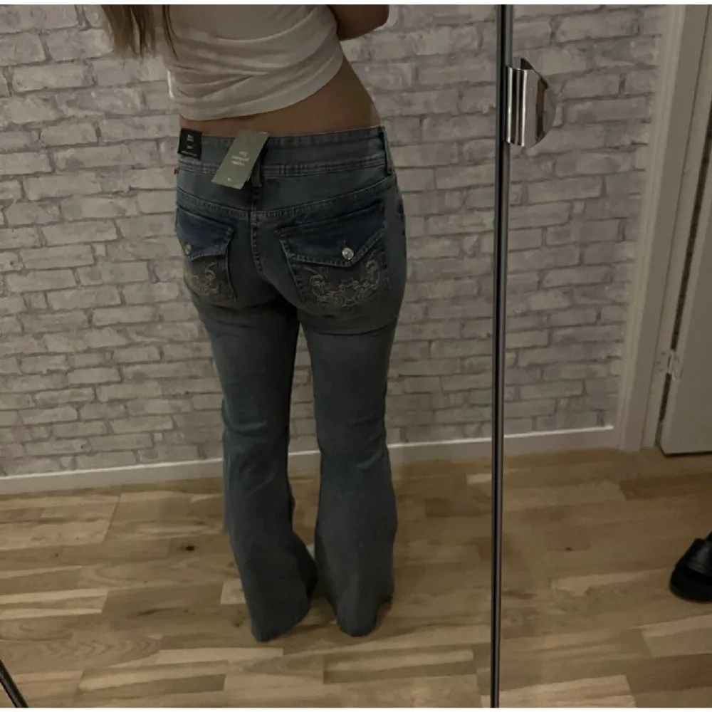 såså snygga jeans från hm med brodering på fickorna! första bilden är gammal så byxorna är ej i nyskick men sparsamt använda! slutsålda på hemsidan. sitter perfekt på mig som vanligtvis har strl 38!. Jeans & Byxor.