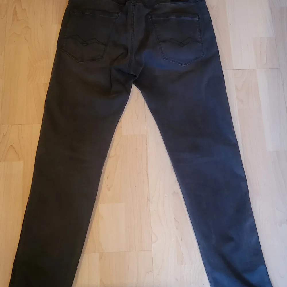Replay anbass byxor i storlek slim fit 30/30 och i färg mörkgrå skicket är som nytt nypris cirka 1700 mitt pris 600 hör av er om ni har frågor. Jeans & Byxor.