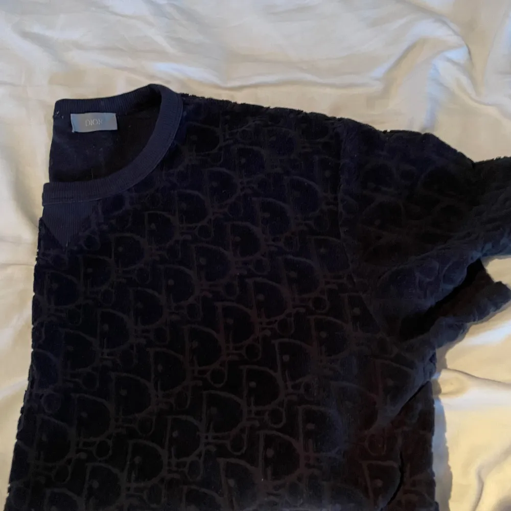Dior towel t shirt Skick: 9/10 Storlek: L Pris: 3500kr . T-shirts.