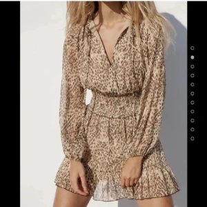 klänning från zara - superfin klänning ifrån zara, fint skick 