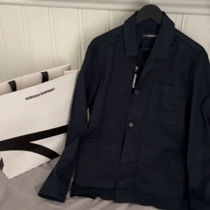 J.Lindeberg overshirt - Riktigt schysst J.Lindeberg overshirt som är i skick 10/10 (tags kvar). Nypris 2299kr. Säljer för 799🤝