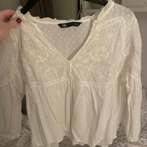 Zara blus - Super fin blus från zara som tyvärr inte kommer till användning🤍