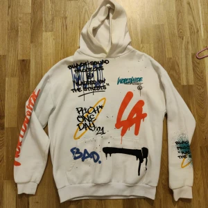 Black Squad Hoodie - Black Squad hoodie I väldigt bra skick. Storlek M. Kan mötas upp annars är leveransen med köparen 