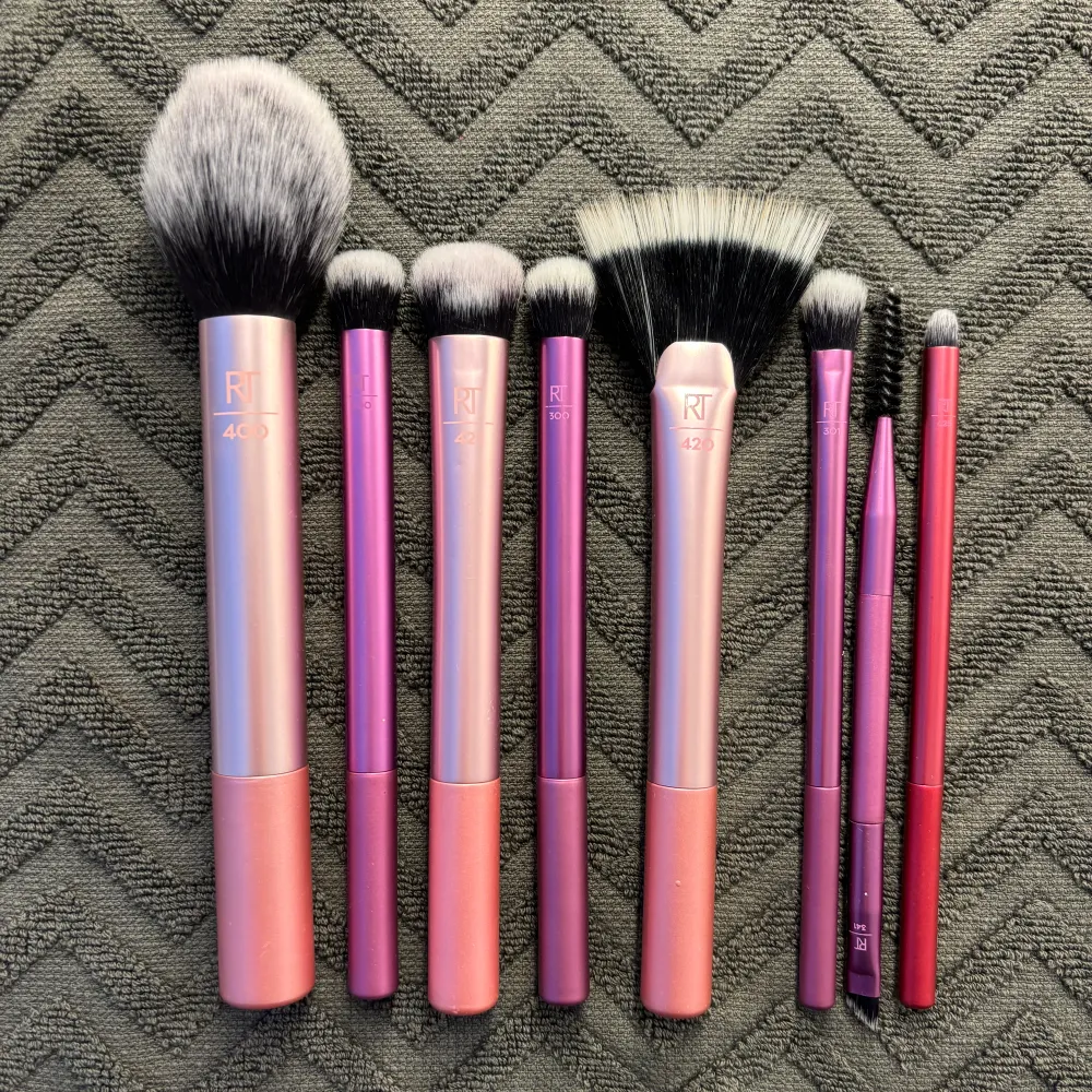 400 blush brush (84kr) 421 soft accent (84kr)  420 spotlight fan (54kr) 2x 300 deluxe crease brush (74kr/styck)  301 Base shadow brush (24kr)  341 angled brow (14kr) 425 lip smudge (14kr)   Alla tillsammans för 349kr. Övrigt.