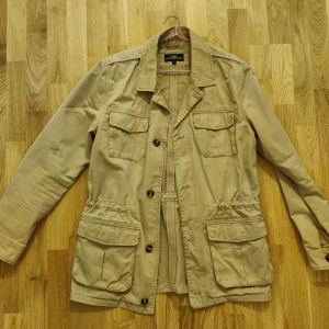 Hampton Republic jacka  - Hampton Republic jacka i nyskick. Har använts max 2 gånger. Säljer p.g.a storlek vilken är för liten för mig. Storlek S