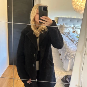 Teddykappa💕 - Svart teddykappa💕använd fåtal gånger så därav i väldigt bra skick, skönt teddymaterial. Skriv för fler bilder eller prisförslag💕