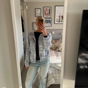 Jacka  - Säljer denna fina bomber jacka efterosm den ej kommer till användning . Den är perfekt till sommaren och våren eftersom den är lite tunnare i materialet och den är även lite oversize ❤️