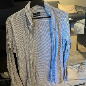 Henri Lloyd skjorta i storlek M