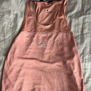 Tränings linne  - Säljer mitt träningslinne från Nike i en härlig färg. Storlek S. 