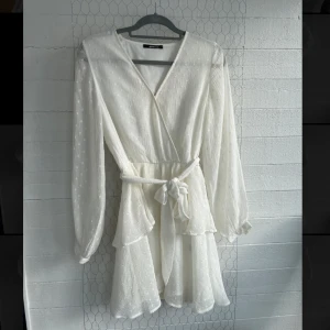 Vit Klänning - Jättefin vit klänning från ginatricot som passar perfekt till studenten och sommaren. Använd vid ett tillfälle så i bra skick. Köparen står för frakten.