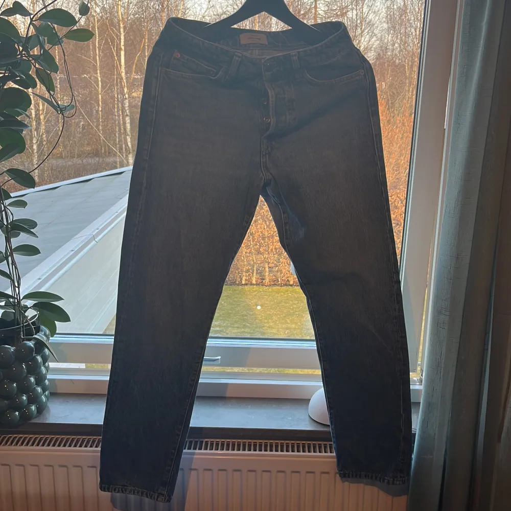 Ett par stiliga mörkblåa jeans i väldigt bra skick. Jeans & Byxor.