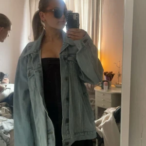supersnygg jeansjacka !!!! - säljer denna superfina oversized jeansjackan ❣️❣️