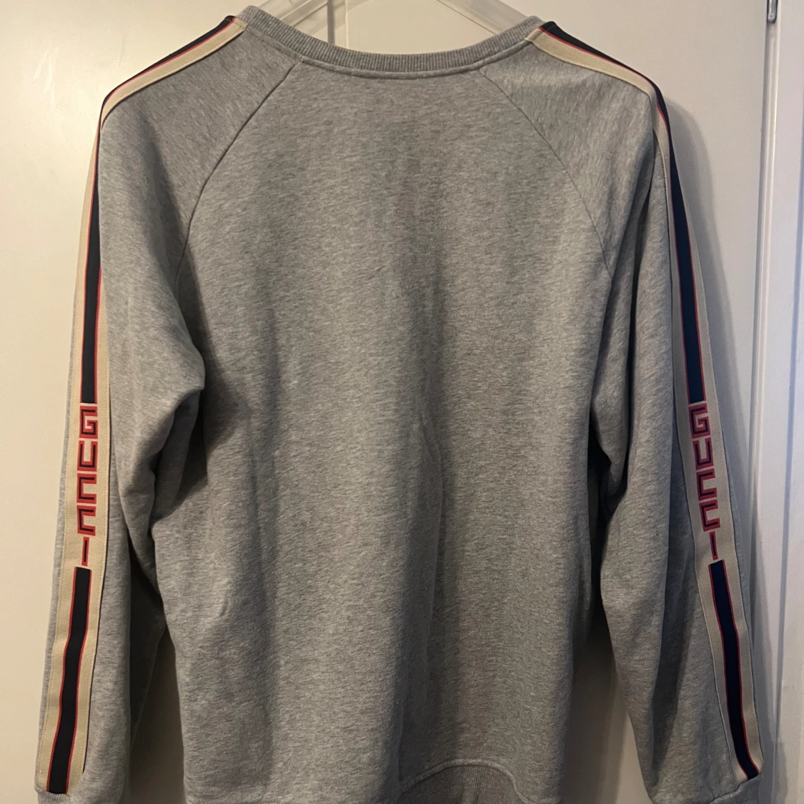 Grå tröja  - 90