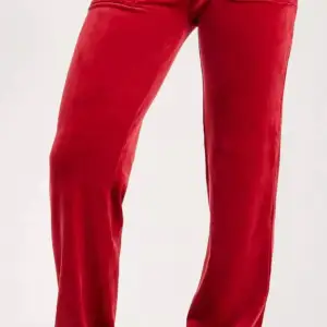 Röda juicy couture byxor,nyskick stolek XS jag säljer dom för 700kr pris kan diskuteras kan även tänka mig byta mot Annat.