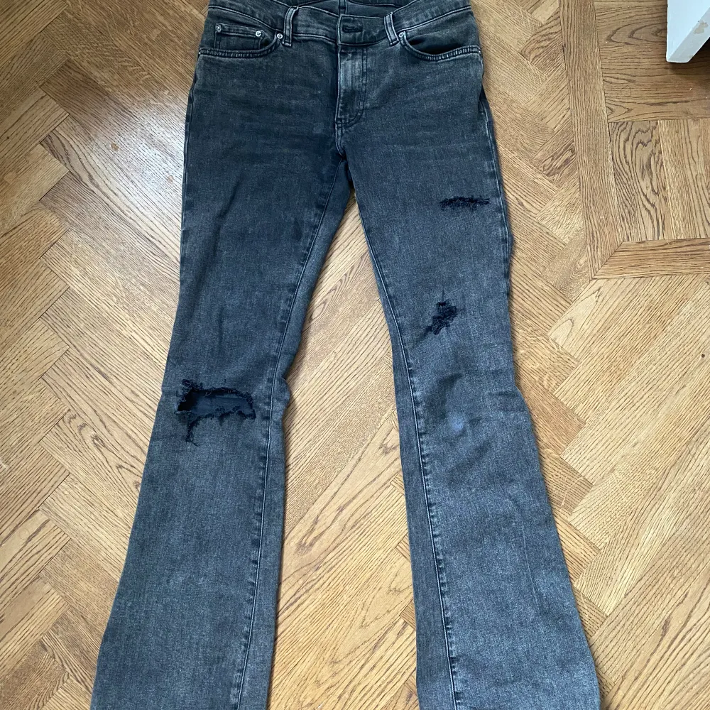 Jättesnygga jeans från Gina tricot med lite slitningar säljer då de inte kommer till användning!  Innerben 79cm. Fler bilder kan fås. Jeans & Byxor.