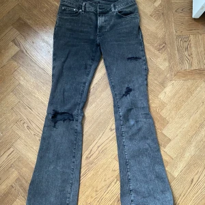 Gina perfect jeans - Jättesnygga jeans från Gina tricot med lite slitningar säljer då de inte kommer till användning!  Innerben 79cm. Fler bilder kan fås