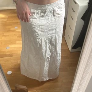 Vit långkjol - Superfin kjol för sommaren med volanger och fint mönster. Den är inte genomskinlig, köpt på en affär utomlands. Den har en stretchig resår i midjan så skulle säga att den passar xs-m.💗