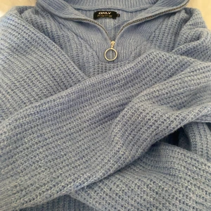 Blå zipup-tröja - Ännu en skön blå stickad tröja. Mjuk och med krage plus dragkejda som funkar som ny. Storlek M så perfekt som en lite oversized tröja sådär.