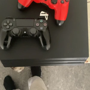 PS4 Pro (Ingår med 2 kontroller  - En ps4 pro som jag har haft 1,5 år, så den är ganska bra. 