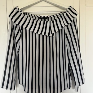 Blus  - Tunn blus perfekt till våren nu! Oanvänd. Storlek S🤍