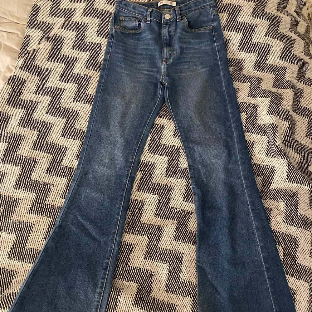 Säljer dessa jättefina Levi’s jeans 💕de är i bra skick🌸Säljer för att de har blivit för små på mig ✨Köpte de för 550 kr 💕Skriv om du vill ha fler bilde💕. Jeans & Byxor.