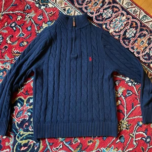 Ralph Lauren Half zip  - Stickad Ralph Lauren Half zip till ett förmånligt pris. Passar 175-182cm. 