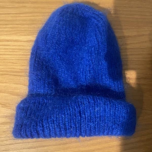 Blå mohair mössa - Blå stickad mössa i mohair 