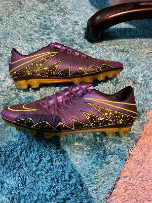Hypervenom Phinish AG-R - Fotbollsskor, använt skick. 