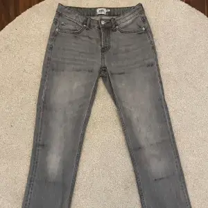 säljer ett par gråa jeans i modellen ”icon” från lager157. i väldigt bra skick och säljer då jag inte använder de längre. pris kan diskuteras! köps via köp nu, kom privat om du har frågor eller vill ha fler bilder. 💋💋