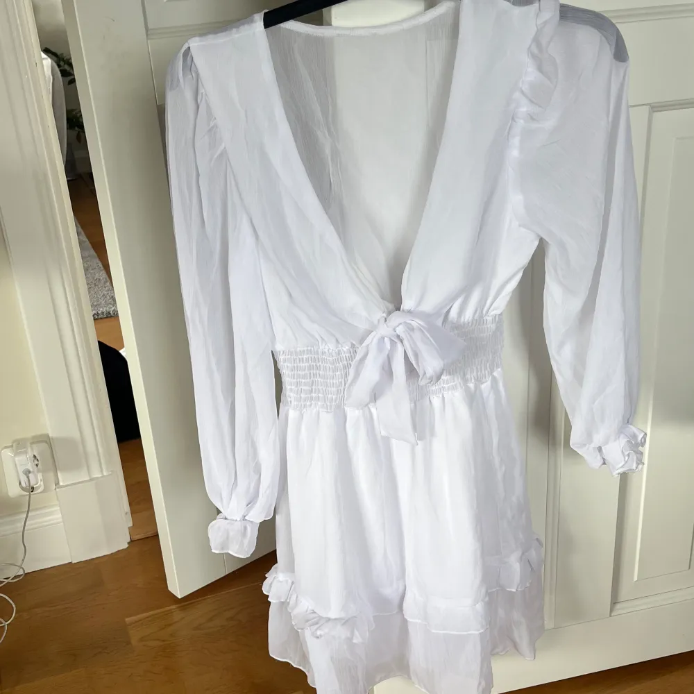 En superfin klänning i storlek M från dressy.se. Jag har aldrig använt den eftersom den inte riktigt passade mig 😇 Köpte den för 600kr men säljer den för 400kr . Klänningar.