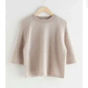 Säljer denna skitsnygga och populära trekvartsärmad tröjan i färgen beige och storlek xs!💗