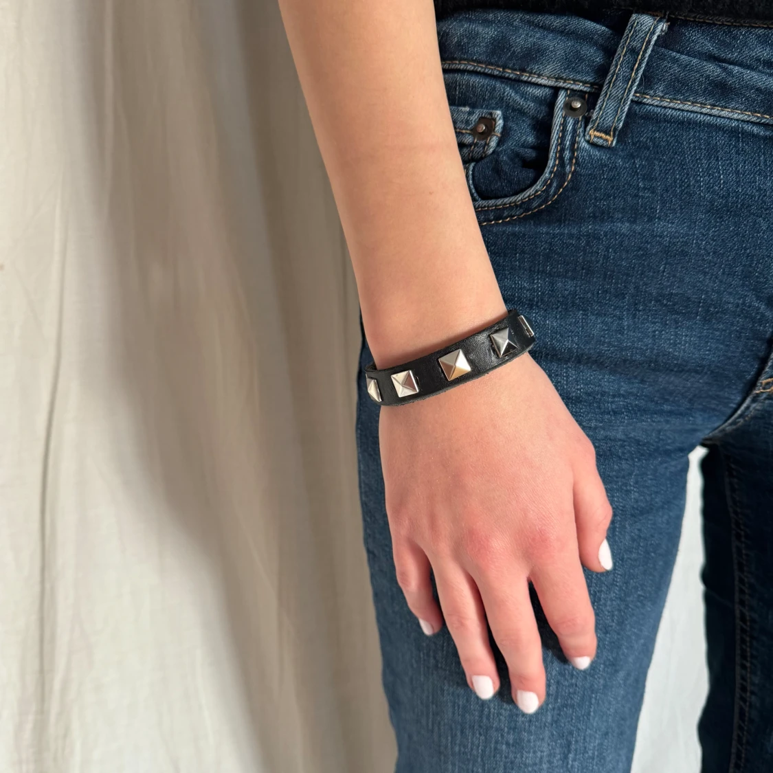 Svart läderarmband med silverfärgade nitar🌟