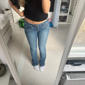 Blåa Ltb jeans! - Supersnygga ltb jeans i bra skick, enda defekten skulle vara att dom är lite slitna längst ner vid hälarna! Lite långa på mig som är typ 170 men funkar ändå, har fixat snöre inuti jeansen men går att ta bort 💞Kan tänka mig att sänka vid snabb affär!