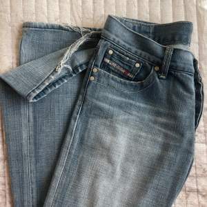Intressekoll! Sååå snygga jeans från diesel som inte riktigt kommer till användning🥹inga defekter förutom lite slitage vid hälen, se första bilden! Hör av dig om du vill ha fler bilder eller mått🫶 Nypris ca 1900🙌