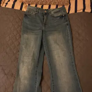 Blå vida jeans från Vero Moda. Använda ett fåtal gånger! Lite upptrampade vid slutet av benet, men ingenting som märks!🩷
