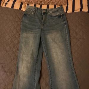 Utsvängda jeans - Blå vida jeans från Vero Moda. Använda ett fåtal gånger! Lite upptrampade vid slutet av benet, men ingenting som märks!🩷