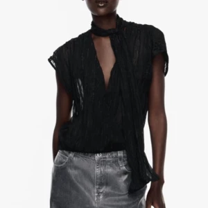 Zara blus  - supersöt zara blus med glitterdetaljer och smal sjal som jag säljer då jag har liknande. priset kan diskuteras💕😊